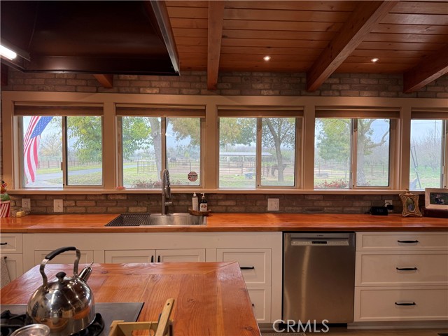 Detail Gallery Image 10 of 47 For 25565 Road 13, Chowchilla,  CA 93610 - 4 Beds | 3 Baths