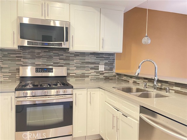100 Hurlbut Street, Pasadena CA: https://media.crmls.org/medias/9d294b3f-a87d-4368-997b-2d0241718d94.jpg