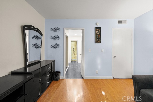 911 N Kings Road, West Hollywood CA: https://media.crmls.org/medias/9d2a1335-c11d-45c0-bbef-c442253bfe32.jpg