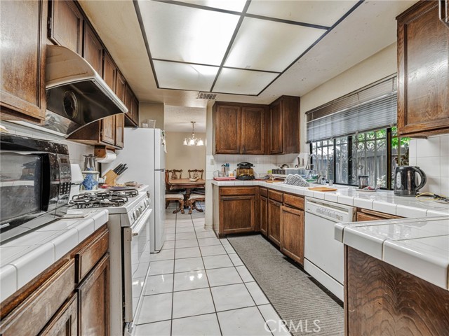 7800 Winnetka Avenue, Winnetka CA: https://media.crmls.org/medias/9d2d1cc6-c1ee-4016-903f-65008320ca9a.jpg
