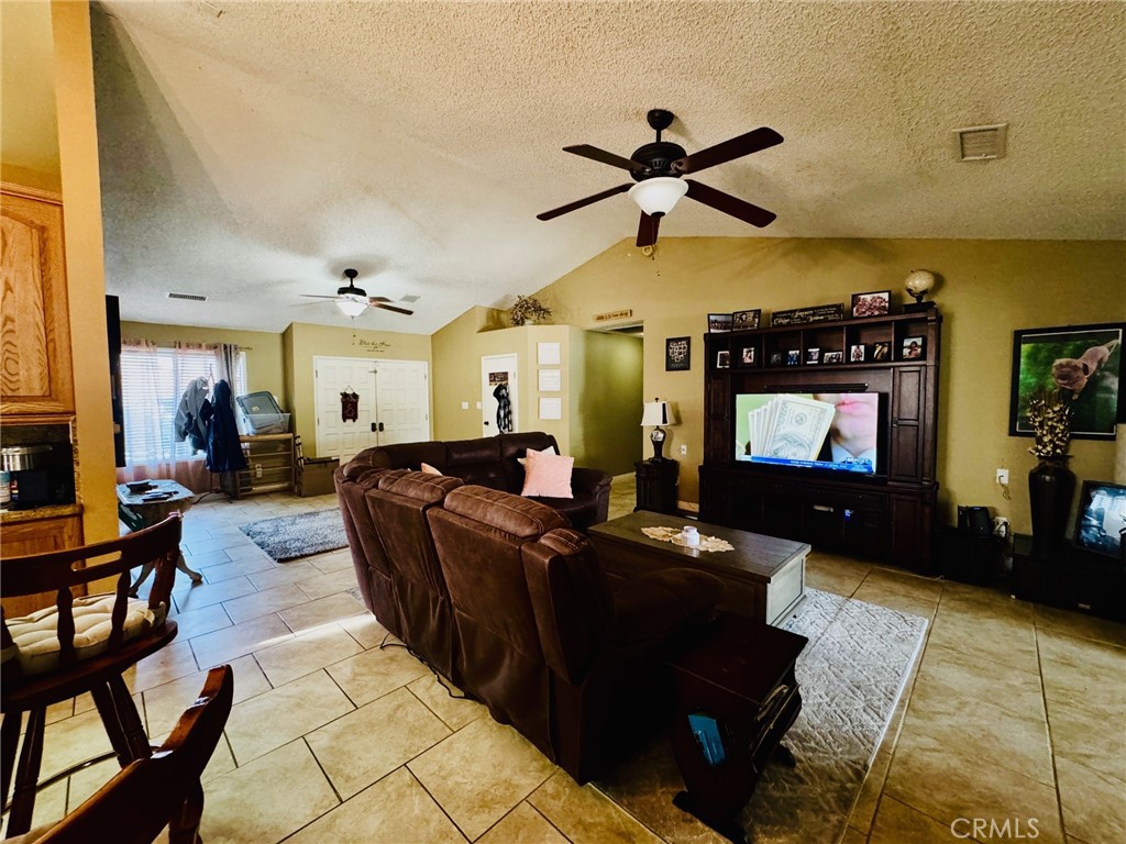 https://media.crmls.org/medias/9d2d5411-b822-47d9-834c-63dbab404692.jpg?preset=X-Large