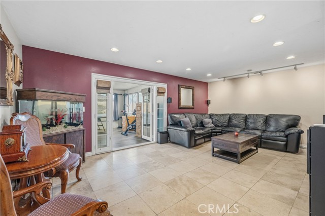 Detail Gallery Image 10 of 54 For 6021 Ivory Cir, Huntington Beach,  CA 92647 - 4 Beds | 2 Baths