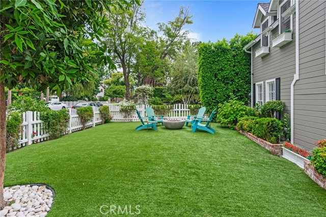 4323 Laurelgrove Avenue, Studio City CA: https://media.crmls.org/medias/9d307395-5fd0-498e-be55-162e81e93b56.jpg