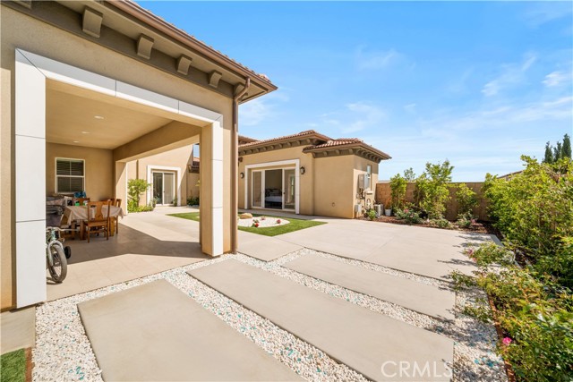 Detail Gallery Image 14 of 73 For 8826 Justify Dr, Rancho Cucamonga,  CA 91701 - 5 Beds | 5/1 Baths