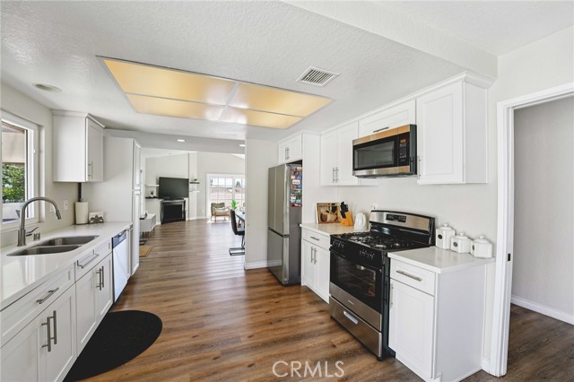 Detail Gallery Image 6 of 26 For 1224 Fairway Cir, Upland,  CA 91784 - 2 Beds | 2 Baths