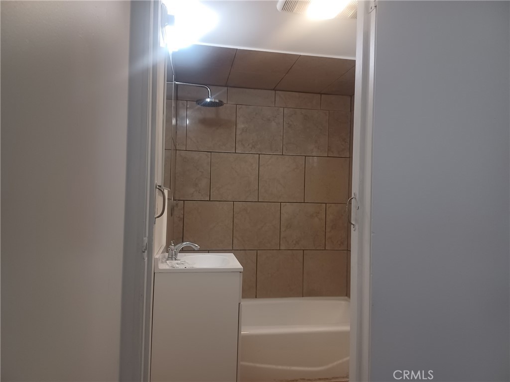 https://media.crmls.org/medias/9d39bbb2-88bc-4e96-9cf9-f7af7d41aca3.jpg?preset=X-Large