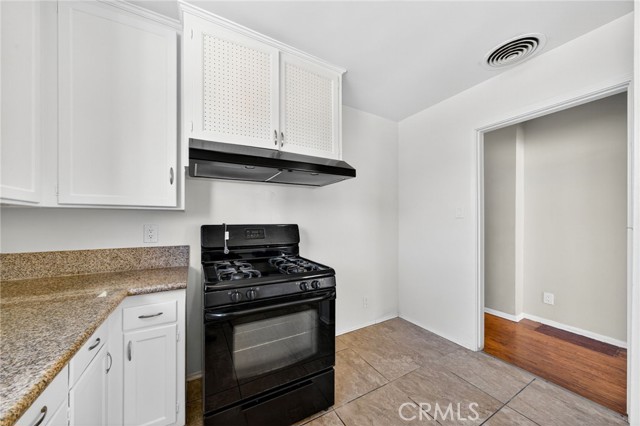 Detail Gallery Image 12 of 38 For 7046 Murietta, Van Nuys,  CA 91405 - 4 Beds | 2 Baths