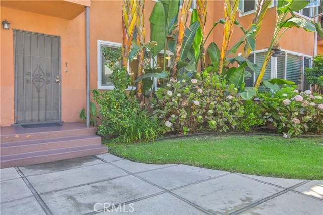 1030 E 2nd Street, Long Beach CA: https://media.crmls.org/medias/9d3c4250-0f91-4bb6-a001-59dc287a5162.jpg