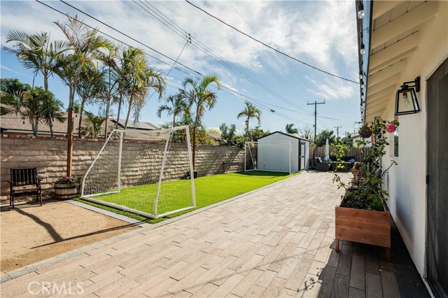 Image 17 of 21 For 492 Graham  