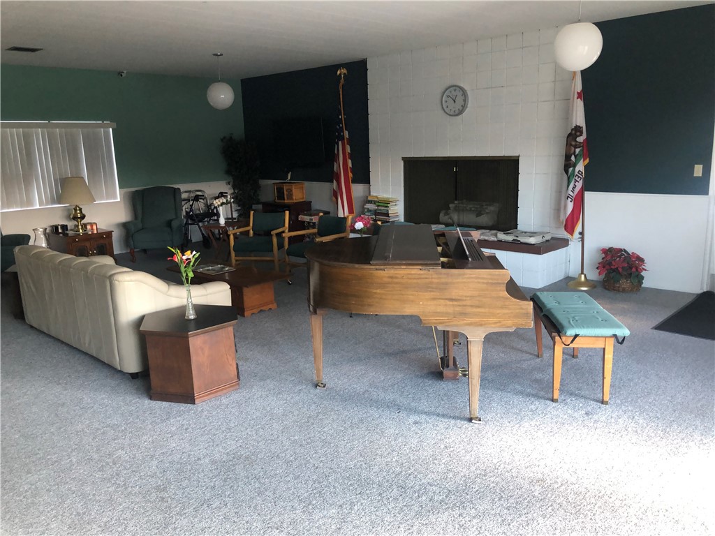 https://media.crmls.org/medias/9d3dc3a9-80ad-4dc4-bb9a-0f527383c941.jpg?preset=X-Large