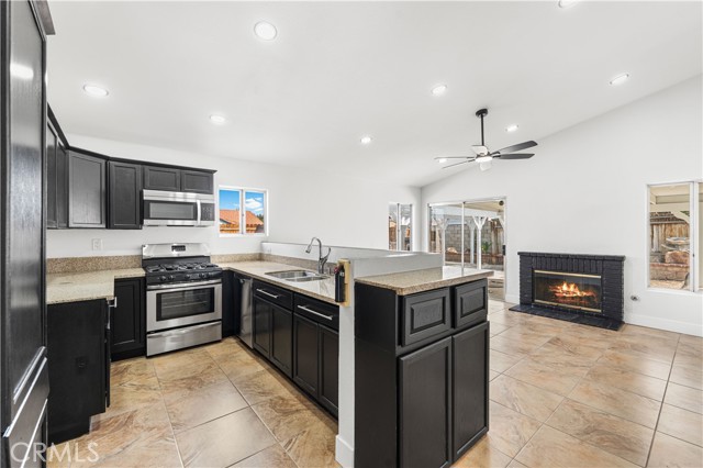 Detail Gallery Image 9 of 58 For 4042 E Avenue R6, Palmdale,  CA 93552 - 3 Beds | 2 Baths