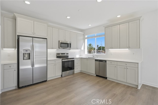 Detail Gallery Image 7 of 31 For 9427 N Sepulveda Blvd. #5,  North Hills,  CA 91343 - 3 Beds | 2/1 Baths