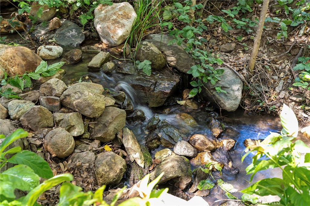https://media.crmls.org/medias/9d459fa6-eb95-415c-b84c-08ea880b2335.jpg?preset=X-Large