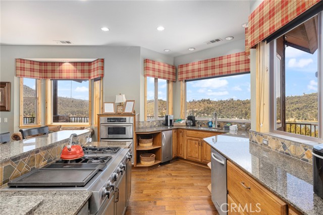 39828 Granite Ridge Lane, Bass Lake CA: https://media.crmls.org/medias/9d47373f-1702-4c18-8aa6-90b7a5675fa8.jpg