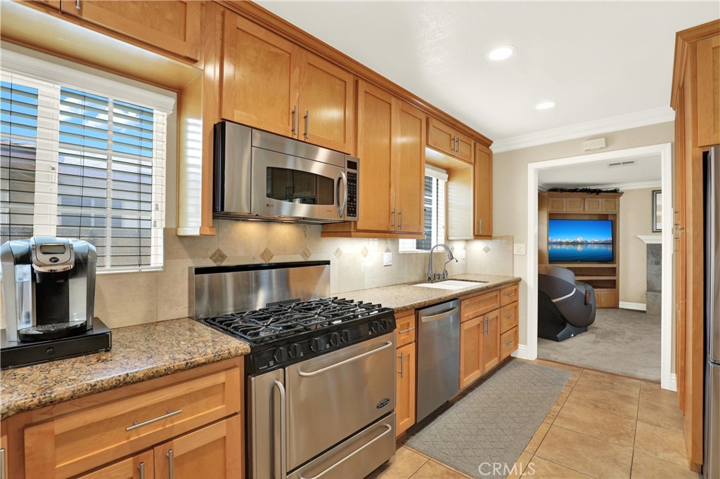 MLS #OC25128179 img 8