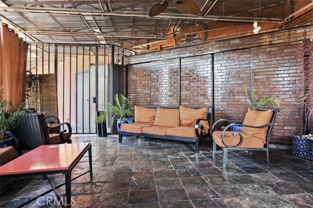 8759 Glenoaks Boulevard, Sun Valley CA: https://media.crmls.org/medias/9d4e03ba-6360-440e-8de8-009adf3a036c.jpg