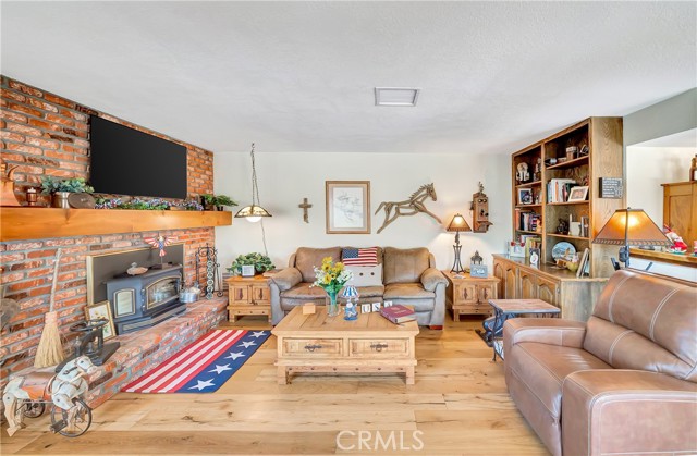 433 Fairway Drive, Palmdale CA: https://media.crmls.org/medias/9d518e75-3919-4427-b2b4-288a01a33616.jpg