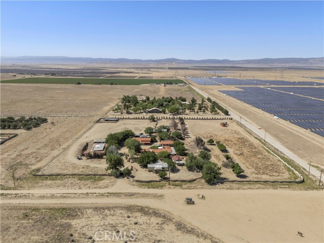 15374 Gaskell Road, Rosamond CA: https://media.crmls.org/medias/9d5328d7-33b5-4817-be91-a900bff1bf2d.jpg