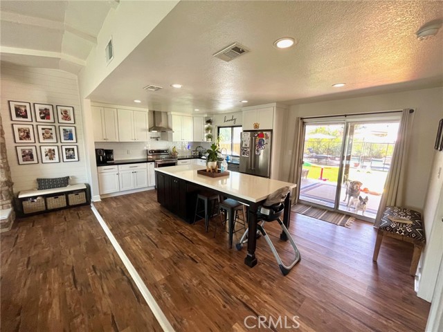 22511 Pin Tail Drive, Canyon Lake CA: https://media.crmls.org/medias/9d54c7bb-3c38-4f19-a1b1-94902abf6022.jpg