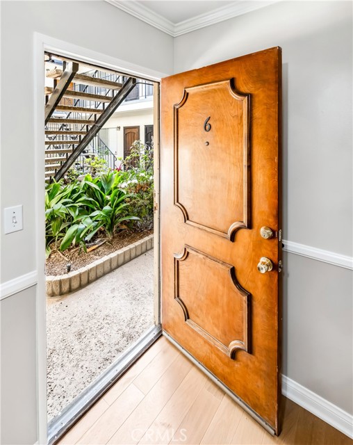 Detail Gallery Image 4 of 32 For 360 Gladys Avenue #6,  Long Beach,  CA 90814 - 2 Beds | 1/1 Baths