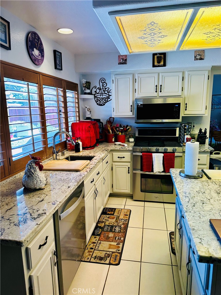 https://media.crmls.org/medias/9d577a9f-42e3-40a1-8b75-b91683c0472b.jpg?preset=X-Large