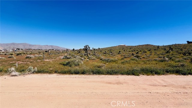 Detail Gallery Image 5 of 15 For 10233 Cerra Vista St, Apple Valley,  CA 92308 - – Beds | – Baths