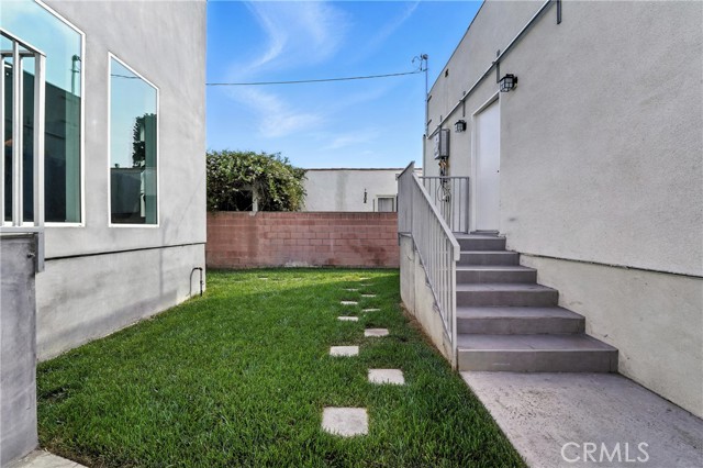 3031 3033 Vineyard Avenue, Los Angeles CA: https://media.crmls.org/medias/9d5bf8d6-1187-4cfc-9868-de73d330b0e1.jpg