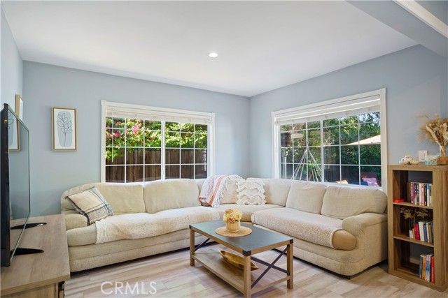 Detail Gallery Image 9 of 48 For 6916 Claire Ave, Reseda,  CA 91335 - 4 Beds | 3 Baths