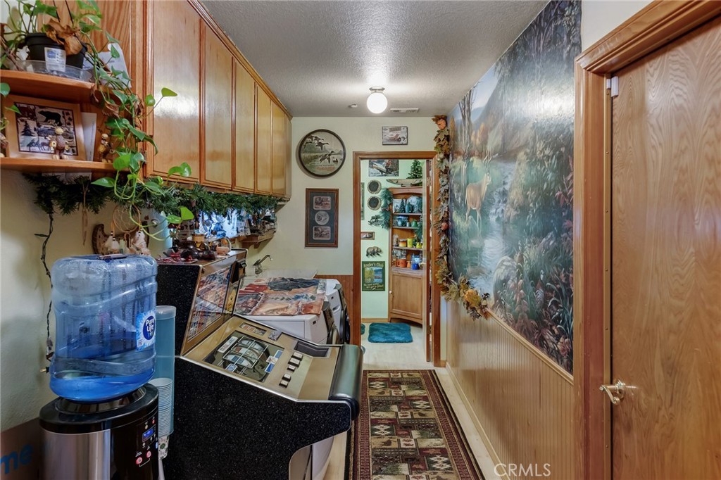 https://media.crmls.org/medias/9d60a611-fa6f-4e6b-9c9f-5d99d8e81d0f.jpg?preset=X-Large