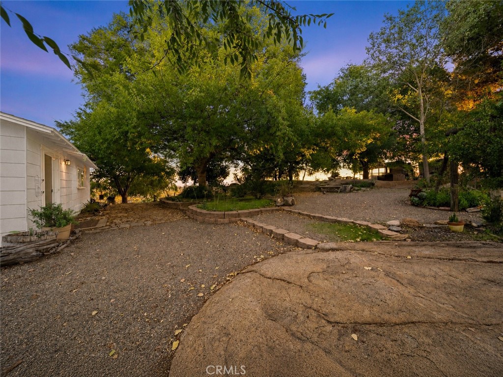 https://media.crmls.org/medias/9d61dd3a-0a55-403b-b088-43c318e6ea56.jpg?preset=X-Large