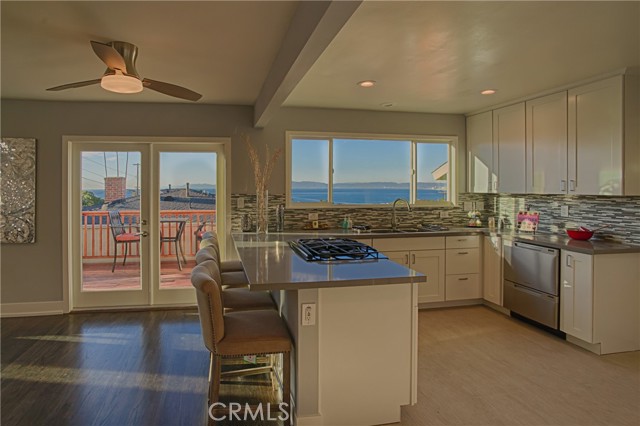 Detail Gallery Image 3 of 15 For 214 via Anita, Redondo Beach,  CA 90277 - 4 Beds | 3/1 Baths