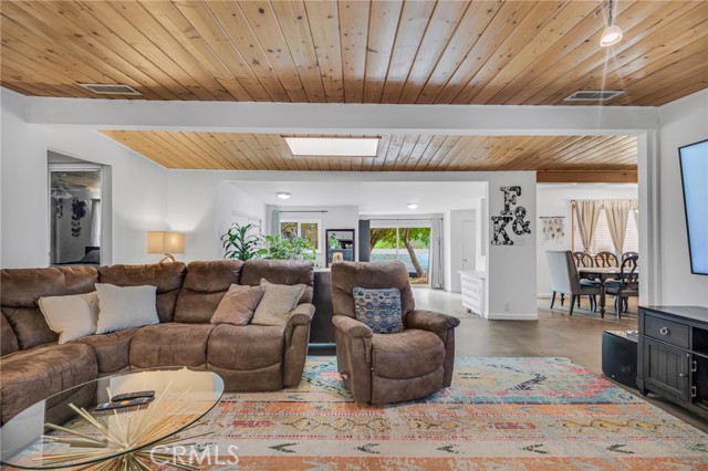 Detail Gallery Image 13 of 30 For 9707 Foothill, Sylmar,  CA 91342 - 4 Beds | 3 Baths