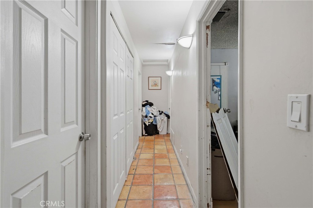 https://media.crmls.org/medias/9d677480-b325-460b-8e86-51dc726bf172.jpg?preset=X-Large