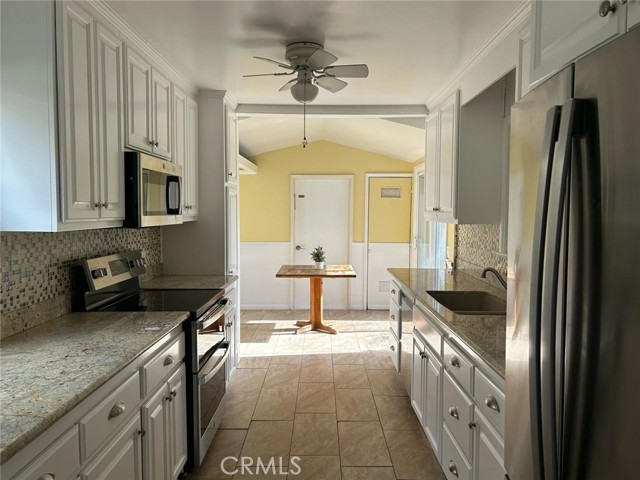 Detail Gallery Image 9 of 26 For 1215 Coronet, Pasadena,  CA 91107 - 2 Beds | 2 Baths