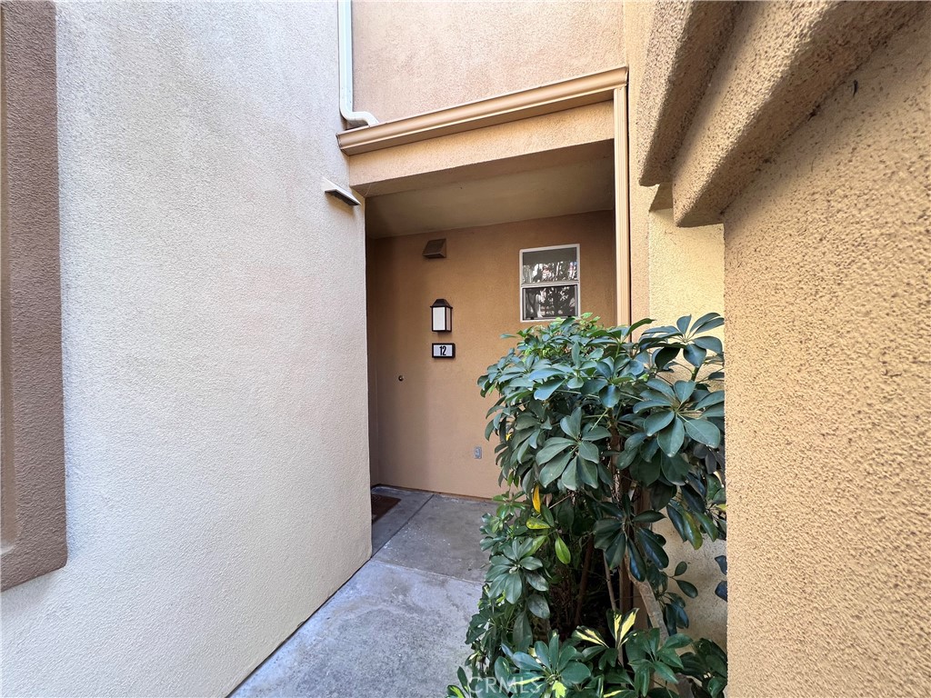 https://media.crmls.org/medias/9d6975f6-5dc3-4ad1-ba4b-822dc7f85787.jpg?preset=X-Large