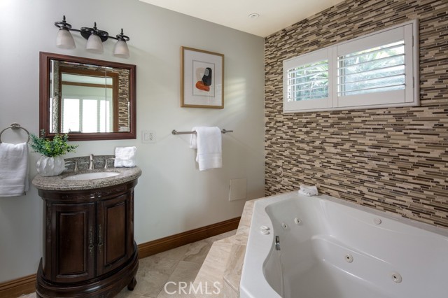 Detail Gallery Image 10 of 10 For 401 Holmwood, Newport Beach,  CA 92663 - 2 Beds | 2/1 Baths