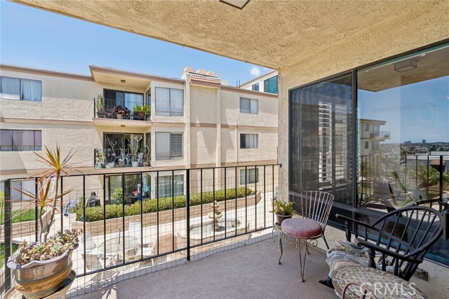 Detail Gallery Image 5 of 27 For 2722 E 20th St #203,  Signal Hill,  CA 90755 - 2 Beds | 2 Baths