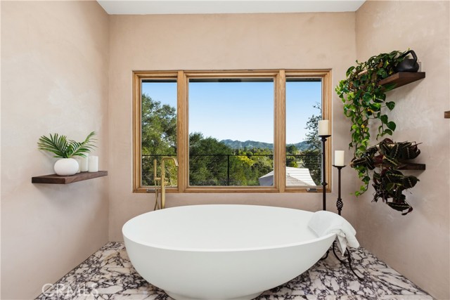 976 Ranch House, Westlake Village CA: https://media.crmls.org/medias/9d6f81f7-36f5-4477-b25e-b722625effd1.jpg