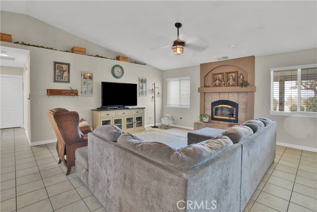 7330 Smoke Tree Road, Phelan CA: https://media.crmls.org/medias/9d702f25-8192-46d0-b23e-7220894ef2bf.jpg