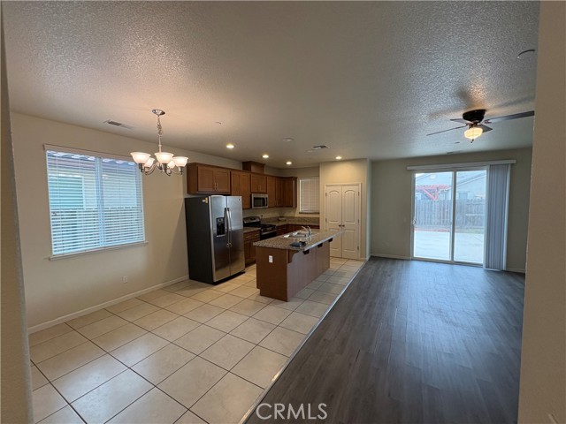 Detail Gallery Image 3 of 7 For 1442 Dynes, Merced,  CA 95348 - 4 Beds | 2 Baths