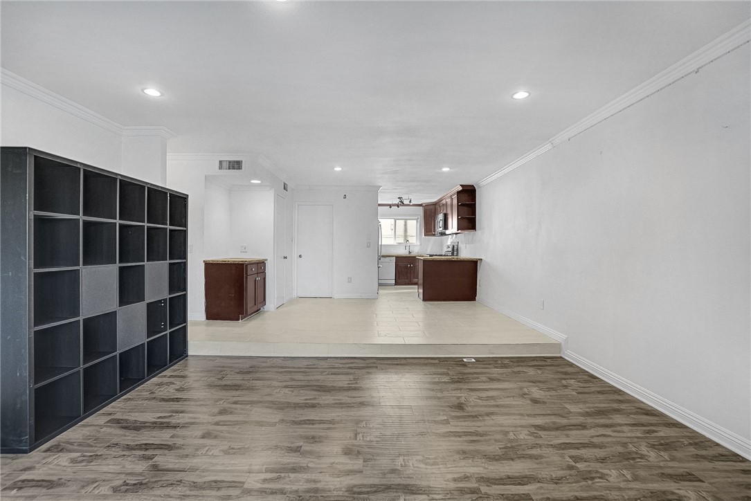 Detail Gallery Image 5 of 40 For 14435 Valerio St #10,  Van Nuys,  CA 91405 - 3 Beds | 2/1 Baths