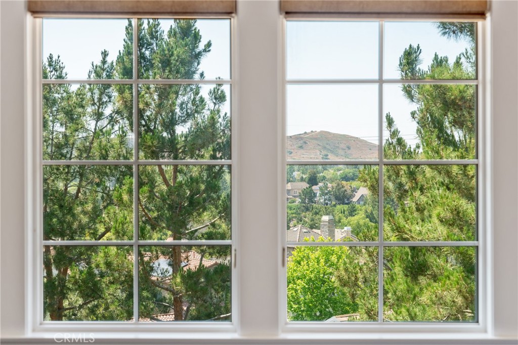 https://media.crmls.org/medias/9d77ed46-1f43-4c28-b42b-36bfe17337a7.jpg?preset=X-Large