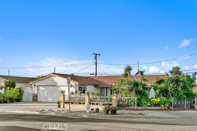 Detail Gallery Image 2 of 31 For 5201 W Henderson Pl, Santa Ana,  CA 92704 - 3 Beds | 2 Baths