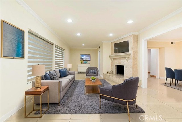 Detail Gallery Image 3 of 5 For 13824 Valerio, Van Nuys,  CA 91405 - 3 Beds | 3 Baths