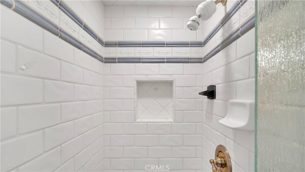 https://media.crmls.org/medias/9d85849a-2e92-46ca-8d9f-07e23726e56c.jpg?preset=X-Large