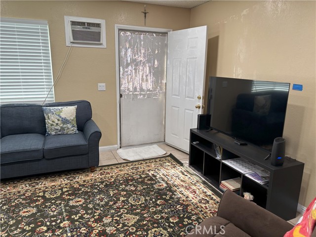 3528 E 54th Street, Maywood CA: https://media.crmls.org/medias/9d89fd71-baa4-4fb3-b39f-c05cd4d84c19.jpg