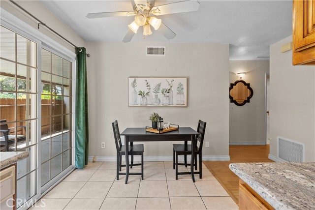 Detail Gallery Image 11 of 38 For 19504 Avenue of the Oaks #C,  Newhall,  CA 91321 - 2 Beds | 2 Baths