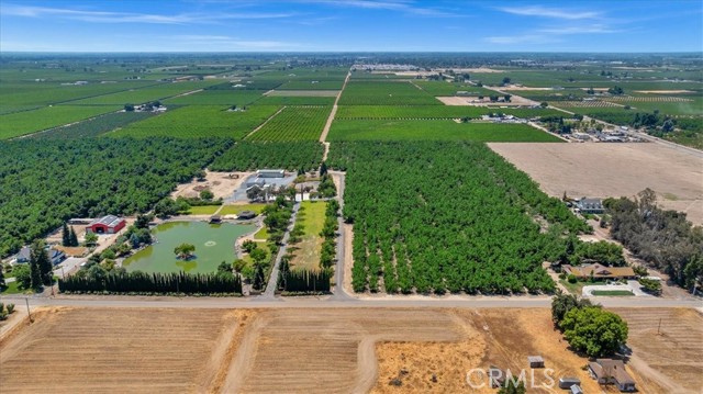 13715 E Nebraska Avenue, Kingsburg CA: https://media.crmls.org/medias/9d8c069d-ab15-491a-af9e-2d5297334db1.jpg