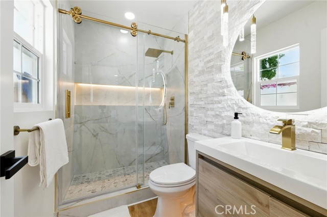 Detail Gallery Image 11 of 21 For 6119 Longridge Ave, Valley Glen,  CA 91401 - 4 Beds | 4/1 Baths