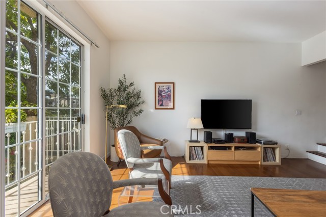 Detail Gallery Image 6 of 55 For 11445 Moorpark, Studio City,  CA 91602 - 2 Beds | 2/1 Baths